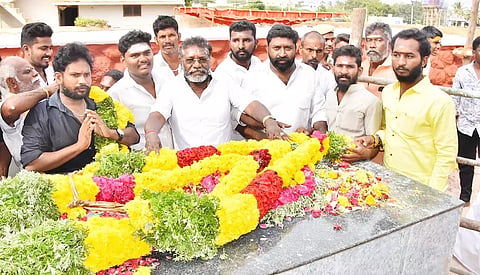 காளையார்கோவிலில் உள்ள மருது சகோதரர்கள் நினைவிடத்தில் முன்னாள் எம்.எல்.ஏ. கருணாஸ் மரியாதை செலுத்தினார்.