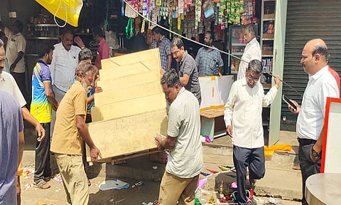 கடலூர் திருப்பாதிரிப்புலியூர் பஸ் நிலையத்தில் நடைபாதை ஆக்கிரமிப்புகளை மாநகராட்சி ஊழியர்கள் அகற்றினர். 