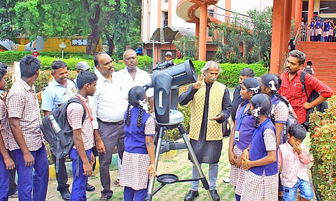நெல்லை மாவட்ட அறிவியல் மையத்தில் வைக்கப்பட்டுள்ள அதிநவீன தொலைநோக்கி கருவியை ராயகிரி பத்மஸ்ரீ டாக்டர் சிவந்தி ஆதித்தனார் மேல்நிலைப் பள்ளி மாணவர்கள் பார்வையிட்ட போது எடுத்த படம்.
