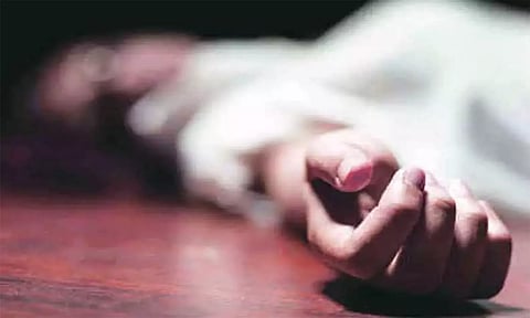 வயிற்றில் கத்திரிக்கோலால் குத்தி முதியவர் தற்கொலை