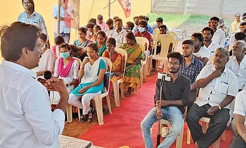 வில்லியனூர் தொகுதியில் இளைஞர் மற்றும் இளம் பெண்கள் பாசறைக்கு செயலாளர்கள் தேர்வு செய்யும் நிகழ்ச்சியில் மாநில செயலாளர் அன்பழகன் பேசிய காட்சி.