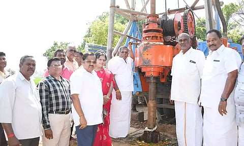  புதிய ஆழ்துளை கிணறு அமைக்கும் பணியை சபாநாயகர் ஏம்பலம் செல்வம் தொடங்கி வைத்த காட்சி.