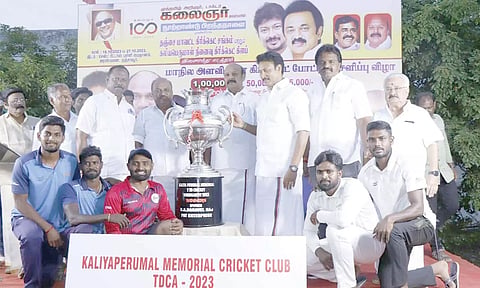 போட்டியில் வெற்றிபெற்ற அணிகளுக்கு பரிசு, கோப்பை வழங்கப்பட்டது.