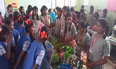 கண்காட்சியில் மாணவ-மாணவிகள் சார்பில் பல்வேறு அறிவியல் படைப்புகள் வைக்கப்பட்டது.