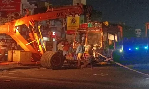 சிக்னலில் சிக்கிய லாரியை கிரேன் மூலம் மீட்ட காட்சி.