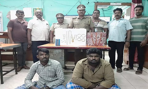 ரெயில்வே போலீசாரால் கைது செய்யப்பட்ட கொள்ளையர் களை படத்தில் காணலாம்.