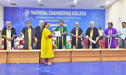 விழாவில் மாணவி ஒருவருக்கு பட்டம் வழங்கிய போது எடுத்த படம். 