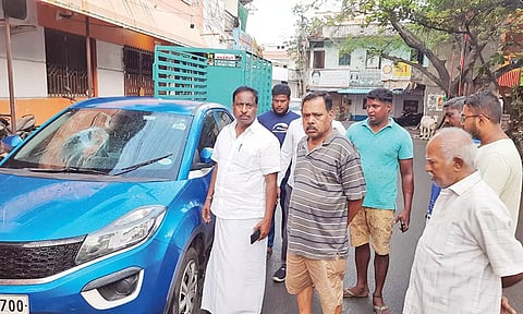 நள்ளிரவில் கார், வேன், கடைகளை அடித்து நொறுக்கிய போதை கும்பல்: போலீஸ் நிலையம் அருகே அட்டூழியம்