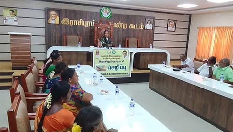 ராசிபுரம் நகர மன்ற கூட்டம் தலைவர் கவிதா சங்கர் தலைமையில் நடைபெற்ற போது எடுத்த படம்.