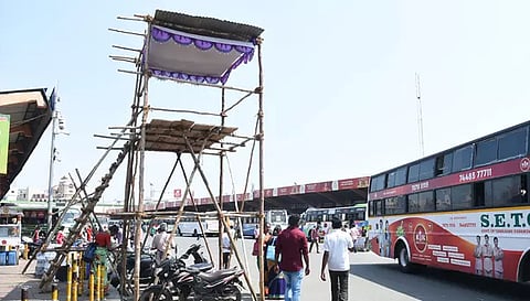 சேலம் புதிய பஸ் நிலையத்தில் அமைக்கப்பட்டுள்ள கண்காணிப்பு கோபுரம்.
