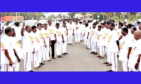 தேவர் குருபூஜை விழாவில் பங்கேற்பதற்காக நாளை மதுரை வருகைதரும் எடப்பாடி பழனி சாமியை வரவேற்க முன்னாள் அமைச்சர் ஆர்.பி.உதயகுமார் தலைமையில் ஜெயலலிதா பேரவை நிர்வாகிகள் சீருடை அணிந்து அணிவகுப்பு ஒத்திகையில் ஈடுபட்டனர். பேரவை துணைச்செயலாளர் வெற்றிவேல், சரவணன் உள்ளிட்ட பலர் உள்ளனர்.