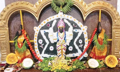 சிறப்பு அலங்காரத்தில் பக்தர்களுக்கு அருள்பாலித்த சிவேந்திரர்.