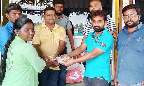 நிதி உதவி வழங்கிய போது எடுத்த படம்.