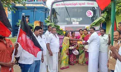 பொம்மிடி அருகே முதன்முறையாக 10 மலைவாழ் மக்கள் கிராமத்திற்கு புதிய வழித்தடத்தில் பஸ்கள் இயக்கம்
