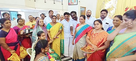 திருமங்கலத்தில் நடைபெற்ற சமுதாய வளைகாப்பு விழாவை மதுரை தி.மு.க. தெற்கு மாவட்ட செயலாளர் மணிமாறன் தொடங்கி வைத்தார்.