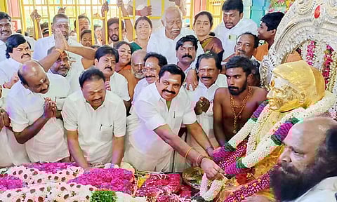 அ.தி.மு.க. சார்பில் பசும்பொன் தேவர் நினைவிடத்தில் எடப்பாடி பழனிசாமி மரியாதை