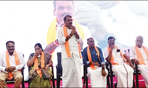 மத்திய இணை அமைச்சர் எல்.முருகன் நிருபர்களுக்கு பேட்டி அளித்த காட்சி. 