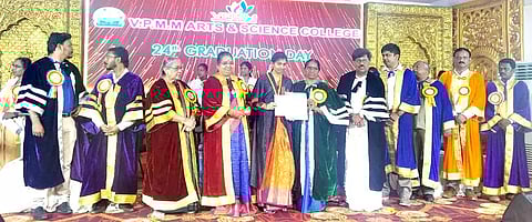 ஸ்ரீவில்லிபுத்தூர் வி.பி.எம்.எம். கல்லூரியில் நடைபெற்ற பட்டமளிப்பு விழாவில், அன்னை ெதரசா பல்கலைக்கழக துணைவேந்தர் டாக்டர் கலா கலந்துகொண்டு மாணவிகளுக்கு பட்டங்களை வழங்கிய காட்சி. அருகில் கல்லூரி சேர்மன் வி.பி.எம்.சங்கர், தாளாளர் பழனிசெல்வி சங்கர், துணைத்தலைவர் தங்கபிரபு, சிந்துஜா தங்கபிரபு, கல்லூரி இயக்குனர் நாச்சியார் கண்ணன் ஆகியோர் உள்ளனர்.