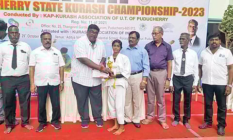 குராஷ் போட்டியில் வெற்றி பெற்றவர்களுக்கு அசோக் ஆனந்தன் பரிசு கோப்பை மற்றும் சான்றிதழ் வழங்கிய காட்சி.