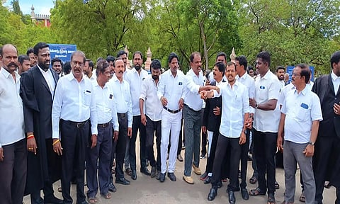 ஆர்ப்பாட்டத்தில் ஈடுபட்டுள்ள வக்கீல்களை படத்தில் காணலாம்.