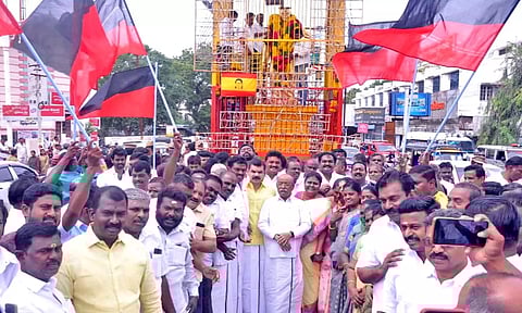 நெல்லை சந்திப்பில் உள்ள தேவர் சிலைக்கு தி.மு.க. சார்பில் மத்திய மாவட்ட பொறுப்பாளர் டி.பி.எம். மைதீன்கான் தலைமையில் மரியாதை செய்யப்பட்ட காட்சி.