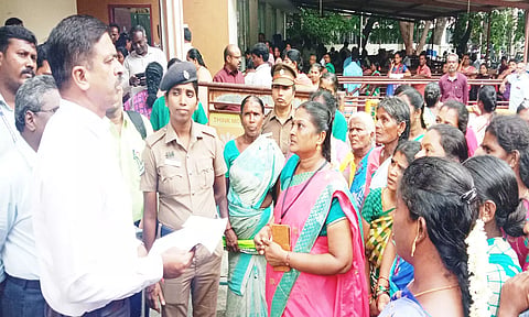அடிப்படை வசதி கேட்டு பெரிய பட்டறை பெண்கள் கலெக்டரிடம் மனு அளித்த காட்சி.