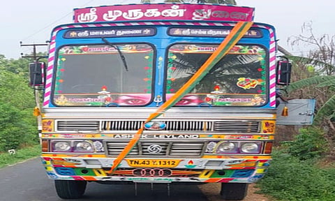 அனுமதியின்றி கருங்கல் ஏற்றி வந்த லாரி பறிமுதல்