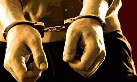 டியூஷனிற்கு வந்த மாணவிகளை திருமணம் செய்துகொள்ள கட்டாயப்படுத்திய பள்ளி ஆசிரியர்- போக்சோவில் கைது