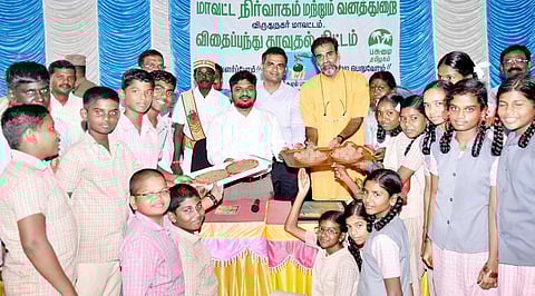 மாணவ-மாணவிகளுக்கு விதைப்பந்துகளை கலெக்டர் ஜெயசீலன் வழங்கினார்.