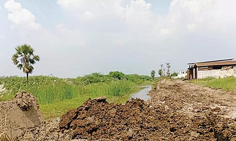மீஞ்சூர் அருகே மழைநீர் கால்வாய் தடுப்பு சுவர் இடிந்ததால் கிராமத்துக்குள் தண்ணீர் புகும் அபாயம்