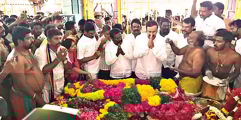 பா.ம.க. தலைவர் டாக்டர் அன்புமணி ராமதாஸ், பசும்பொன் தேவர் நினைவிடத்தில் மரியாதை செலுத்திய காட்சி.