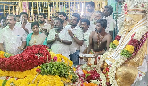 பசும்பொன் முத்துராமலிங்க தேவர் நினைவிடத்தில் முக்குலத்தோர் புலிப்படை நிறுவன தலைவர் சே.கருணாஸ் மாலை அணிவித்து மரியாதை செலுத்திய காட்சி.