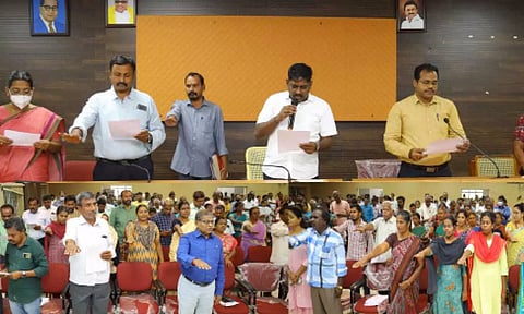 கலெக்டர் தலைமையில் ஊழல் தடுப்பு விழிப்புணர்வு உறுதிமொழி எடுத்துக்கொண்ட காட்சி. 