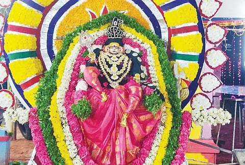 கொடை விழாவையொட்டி அம்மன் அலங்காரத்தில் இருந்த காட்சி.