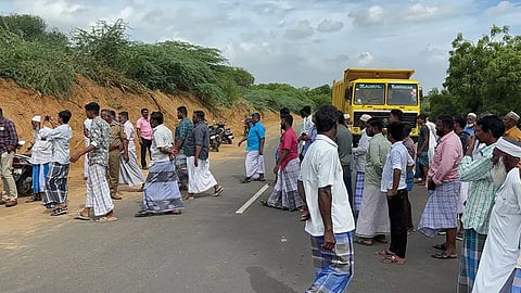 லாரியை சிறை பிடித்த பொதுமக்கள்.