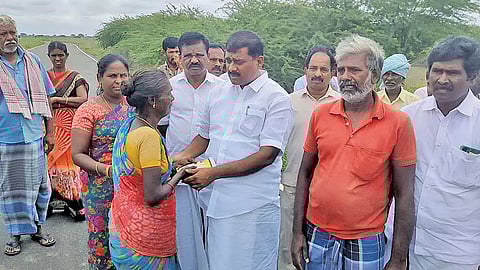 தொழிலாளியின் குடும்பத்திற்கு மார்க்கண்டேயன் எம்.எல்.ஏ. நிதி உதவி வழங்கிய போது எடுத்தபடம்.