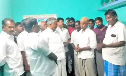பேச்சிமுத்து குடும்பத்தினருக்கு நெல்லை கிழக்கு மாவட்ட செயலாளர் ஆவுடையப்பன் ஆறுதல் கூறிய காட்சி.