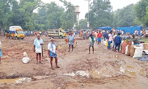 சேறும் சகதியுமாக காட்சியளிக்கும் மதகடிப்பட்டு வார சந்தை.