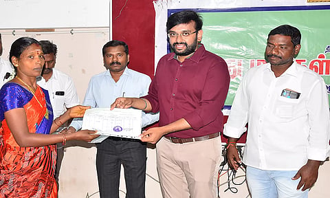 பயனாளிக்கு வீட்டு மனை பட்டாவிற்கான ஆணையை கலெக்டர் அருண் தம்புராஜ் வழங்கிய போது எடுத்த படம். 
