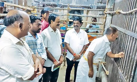 பாதுகாப்பு அறையில் உள்ள சாமி சிலைகளை முன்னாள் ஐ.ஜி.பொன்மாணிக்கவேல் பார்வையிட்டார்.