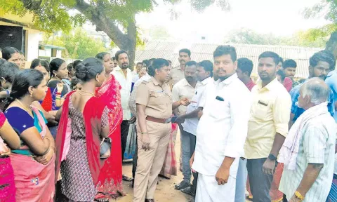 போராட்டக்காரர்களிடம் பேச்சுவார்த்தை நடத்திய போலீசார்.