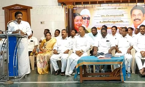 கூட்டத்தில் அ.தி.மு.க மாநில செயலாளர் அன்பழகன் பேசிய காட்சி.