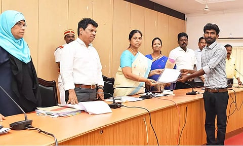 குறைதீர்க்கும் நாள் கூட்டத்தில் , தருமபுரி மாவட்ட ஊரக வளர்ச்சி மற்றும் ஊராட்சி அலகிற்கு ஒதுக்கீடு செய்யப்பட்ட 3 தட்டச்சர்களுக்கு பணி நியமன ஆணைகளை கலெக்டர் சாந்தி வழங்கிய காட்சி.