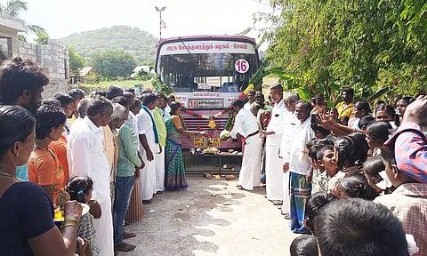 சக்கில் நத்தம் கிராம மக்கள் பஸ்சை அலங்கரித்து பூஜை செய்து, இனிப்புகள் வழங்கி முதல் பயணத்தை தொடங்கி வைத்த காட்சி.