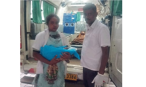 108 ஆம்புலன்சில் வடமாநில பெண்ணுக்கு ஆண் குழந்தை பிறந்தது