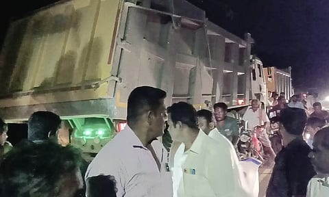 ரெயில் பெட்டியில் பயணிகளிடம் போலீசார் சோதனை நடத்திய காட்சி