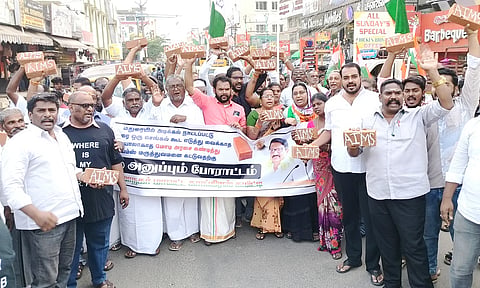போராட்டத்தில் ஈடுபட்ட காங்கிரஸ் கட்சியினர்.
