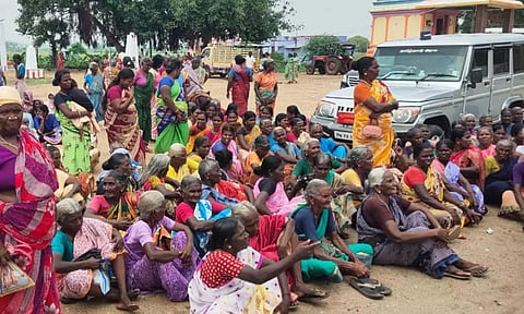 நெல்லை அருகே ஆர்.டி.ஓ. வாகனத்தை முற்றுகையிட்டு 9 கிராம மக்கள் போராட்டம்