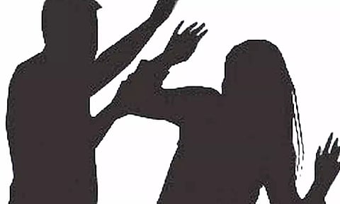 பெண்ணை தாக்கிய 3 பேர் கைது