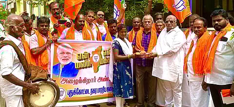 வெற்றிலை, பாக்கு வைத்து அழைப்பு விடுத்த பா.ஜ.க.வினர்